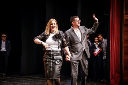 Una Audiencia abarrotada aclama a los nuevos jurados de barrio.