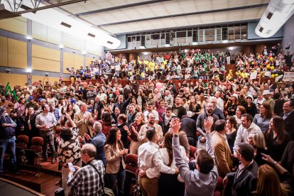 Una Audiencia abarrotada aclama a los nuevos jurados de barrio.