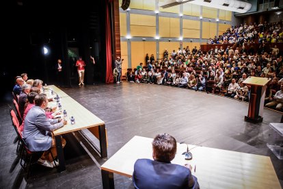 Una Audiencia abarrotada aclama a los nuevos jurados de barrio.
