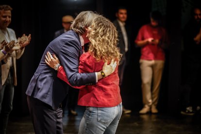 Una Audiencia abarrotada aclama a los nuevos jurados de barrio.