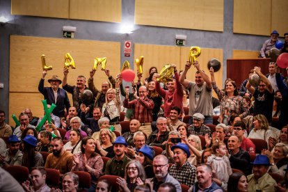 Una Audiencia abarrotada aclama a los nuevos jurados de barrio.