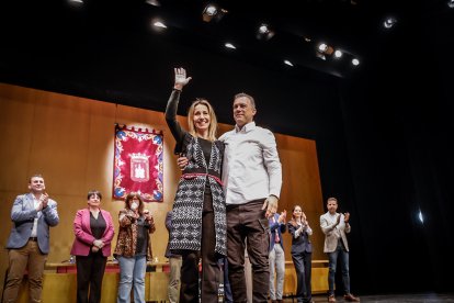Una Audiencia abarrotada aclama a los nuevos jurados de barrio.