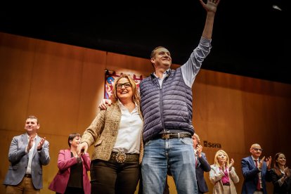 Una Audiencia abarrotada aclama a los nuevos jurados de barrio.