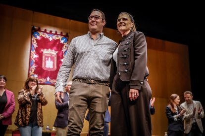 Una Audiencia abarrotada aclama a los nuevos jurados de barrio.