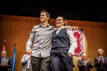 Una Audiencia abarrotada aclama a los nuevos jurados de barrio.
