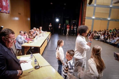 Una Audiencia abarrotada aclama a los nuevos jurados de barrio.