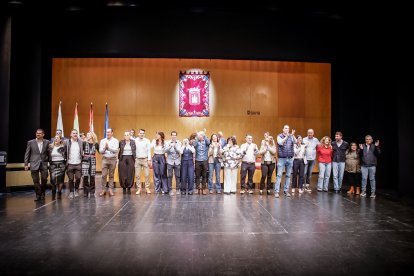 Una Audiencia abarrotada aclama a los nuevos jurados de barrio.