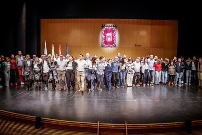 Una Audiencia abarrotada aclama a los nuevos jurados de barrio.