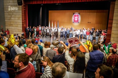 Una Audiencia abarrotada aclama a los nuevos jurados de barrio.