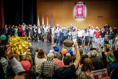 Una Audiencia abarrotada aclama a los nuevos jurados de barrio.