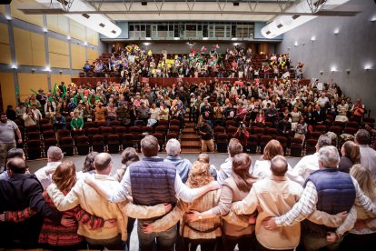 Una Audiencia abarrotada aclama a los nuevos jurados de barrio.