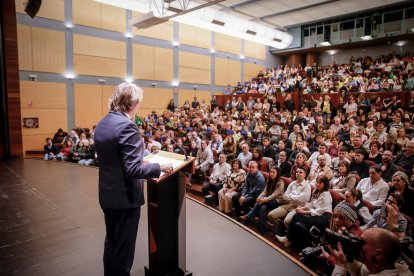 Una Audiencia abarrotada aclama a los nuevos jurados de barrio.