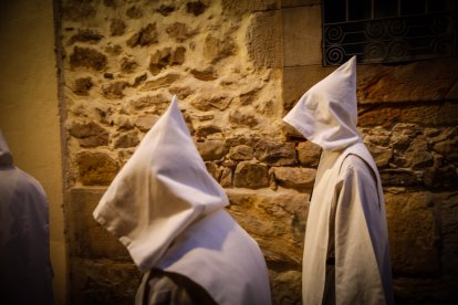 Momentos de la procesión por el Casco Viejo de Soria en su séptimo año.