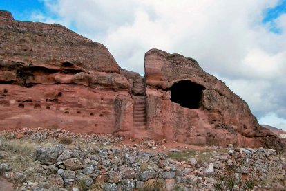 Las viviendas semirrupestres reflejan la adaptación de los habitantes al terreno y al clima de la zona