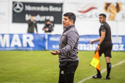 El equipo adnamantino se lleva el derbi provincial por 5-0