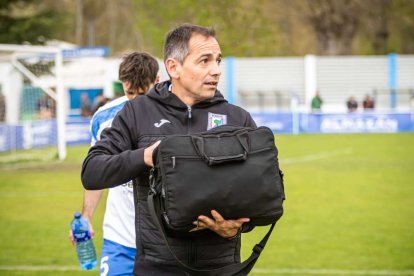 El equipo adnamantino se lleva el derbi provincial por 5-0