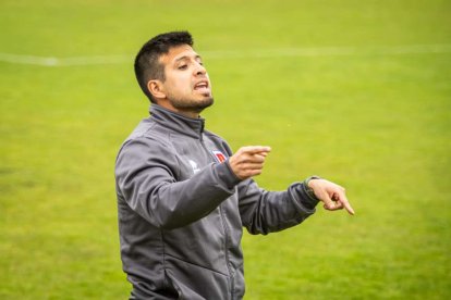 El equipo adnamantino se lleva el derbi provincial por 5-0