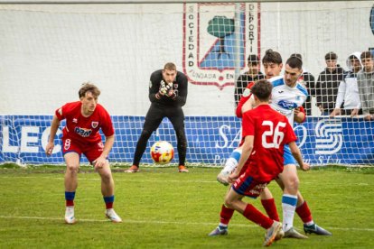 El equipo adnamantino se lleva el derbi provincial por 5-0