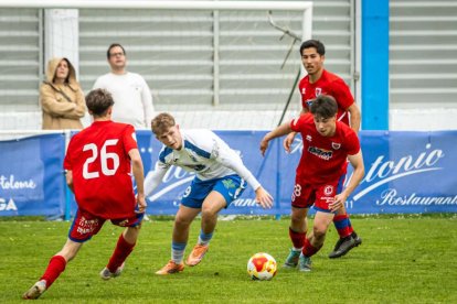 El equipo adnamantino se lleva el derbi provincial por 5-0