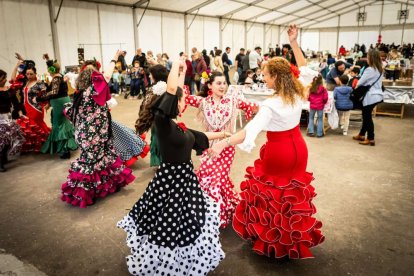 Puestos de venta al público y actividades durante toda la jornada