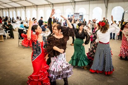 Puestos de venta al público y actividades durante toda la jornada