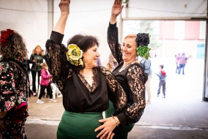 Puestos de venta al público y actividades durante toda la jornada