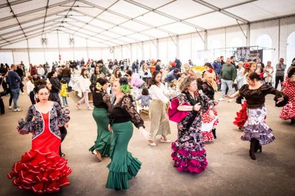 Puestos de venta al público y actividades durante toda la jornada