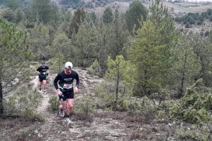 Dos corredores en plena subida de la Arganza Trail-Cañón del Río Lobos