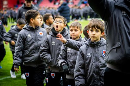 Victoria para mantenerse vivo en la pelea y que sirve de homenaje a la cantera y la afición
