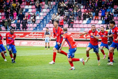 Victoria para mantenerse vivo en la pelea y que sirve de homenaje a la cantera y la afición