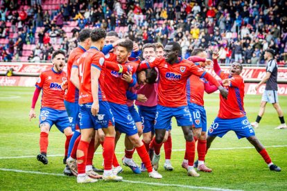 Victoria para mantenerse vivo en la pelea y que sirve de homenaje a la cantera y la afición