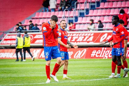 Victoria para mantenerse vivo en la pelea y que sirve de homenaje a la cantera y la afición