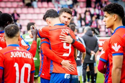Victoria para mantenerse vivo en la pelea y que sirve de homenaje a la cantera y la afición