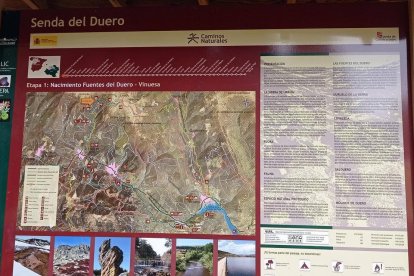 Panel de la Senda del Duero en el entorno de Urbión, donde se señaliza el inicio del recorrido del río desde sus fuentes en Soria