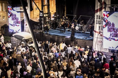 Una plaza abarrotada para celebrar el Día de Castilla y León
