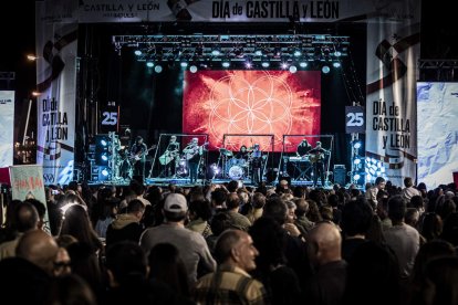 Una plaza abarrotada para celebrar el Día de Castilla y León