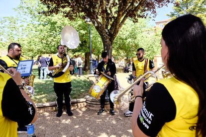 Una tradicional jornada festiva en el Parque Santa Clara a la que acudió todo el barrio
