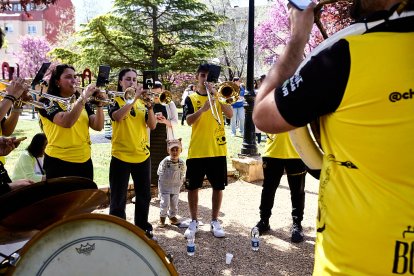 Una tradicional jornada festiva en el Parque Santa Clara a la que acudió todo el barrio