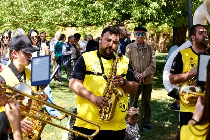Una tradicional jornada festiva en el Parque Santa Clara a la que acudió todo el barrio