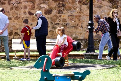 Una tradicional jornada festiva en el Parque Santa Clara a la que acudió todo el barrio