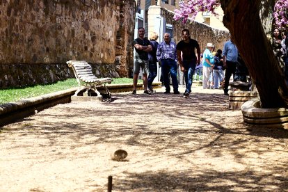 Una tradicional jornada festiva en el Parque Santa Clara a la que acudió todo el barrio