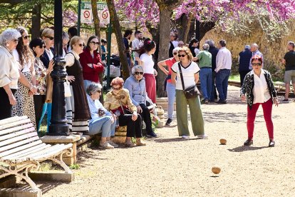 Una tradicional jornada festiva en el Parque Santa Clara a la que acudió todo el barrio