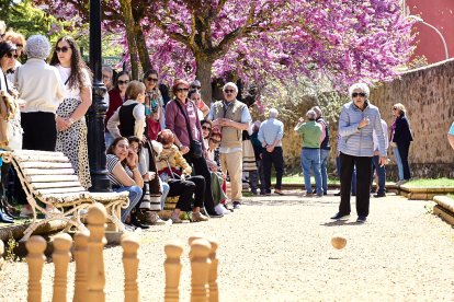Una tradicional jornada festiva en el Parque Santa Clara a la que acudió todo el barrio