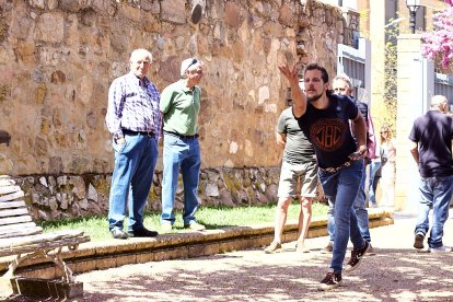 Una tradicional jornada festiva en el Parque Santa Clara a la que acudió todo el barrio