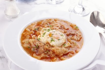El reposo suaviza el ajo y potencia el sabor profundo de la sopa castellana tradicional