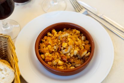 Las migas de Soria alcanzan su punto perfecto tras unos minutos de reposo que fijan textura y aroma