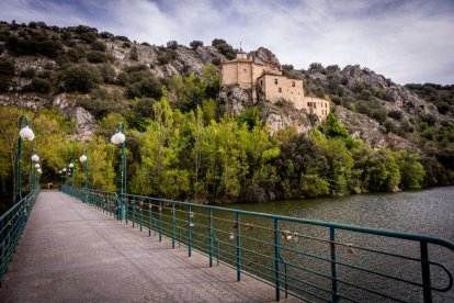Una fiesta literaria para rendir homenaje a Juan Antonio Gaya Nuño y su obra El Santero de San Saturio