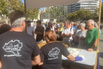 Reparto de arroz de la Casa de Soria en Valencia en una imagen de archivo.