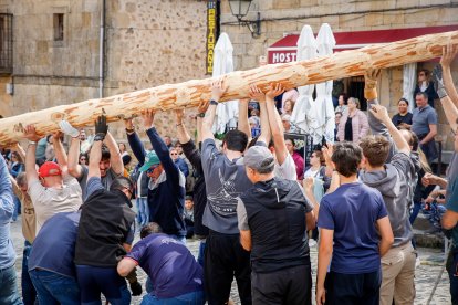 Como cada 1 de mayo, la localidad pinariega cumple con su tradición.