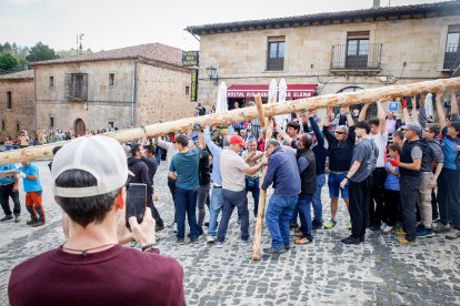 Como cada 1 de mayo, la localidad pinariega cumple con su tradición.
